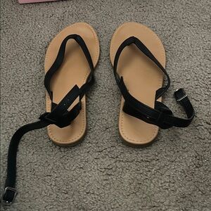 Women’s Black Strappy Toe-Loop Sandals
